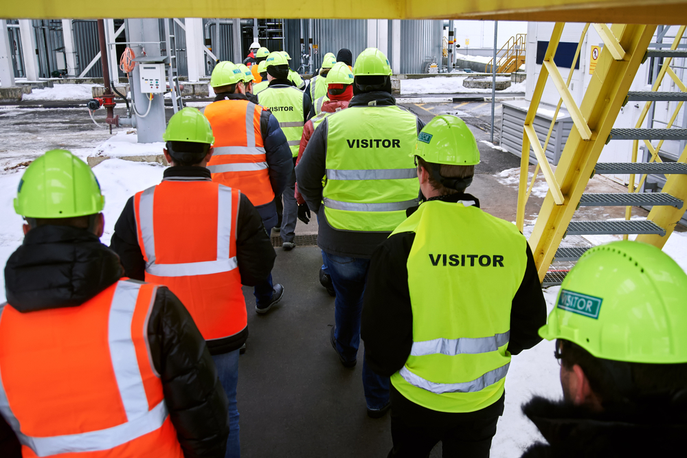พนักงานกำลังเดินเข้าโรงงานโดยใช้ระบบ visitor management 